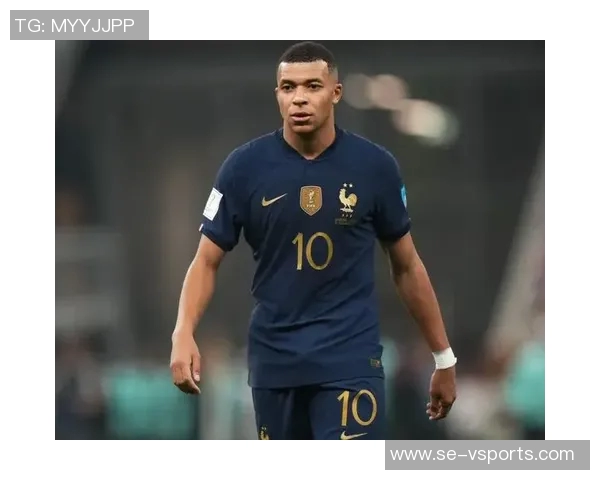 埃唐-姆巴佩绝平巴黎后模仿哥哥庆祝,姆巴佩在看台喜笑颜开